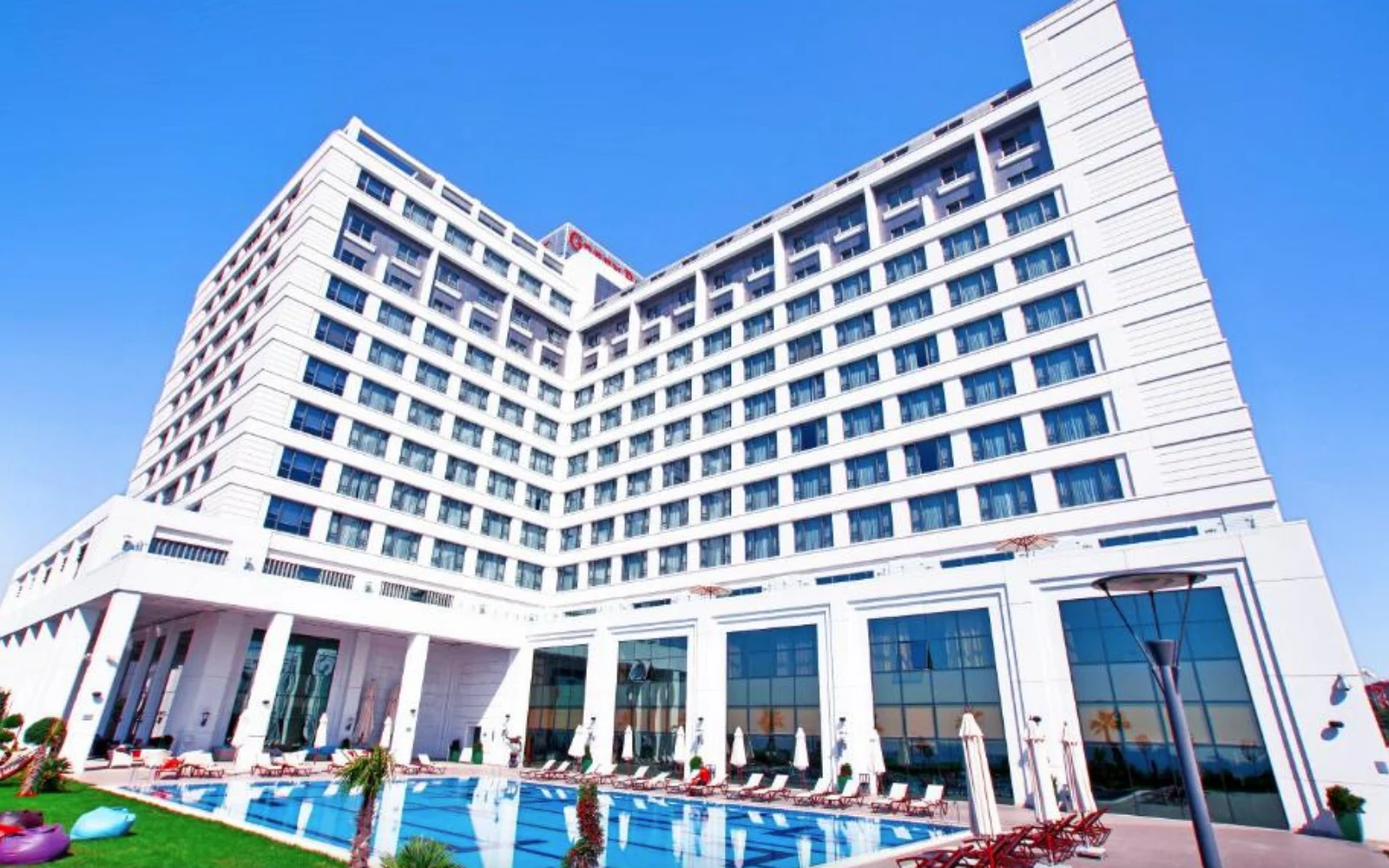 Pendik Green Park exterior + pool